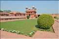 L'ancienne capitale de Fatehpur Sikril, érigée au XVI ème siècle, ne fut occupée que 10 ans par manque d'eau. (14)