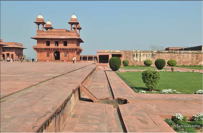 L'ancienne capitale de Fatehpur Sikril, érigée au XVI ème siècle, ne fut occupée que 10 ans par manque d'eau. (15)