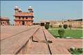 L'ancienne capitale de Fatehpur Sikril, érigée au XVI ème siècle, ne fut occupée que 10 ans par manque d'eau. (15)