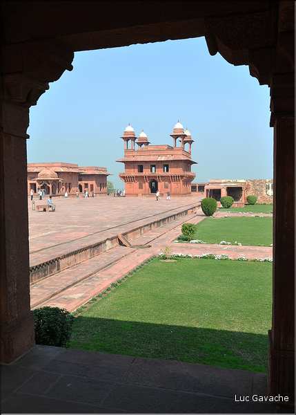 L'ancienne capitale de Fatehpur Sikril, érigée au XVI ème siècle, ne fut occupée que 10 ans par manque d'eau. (16)