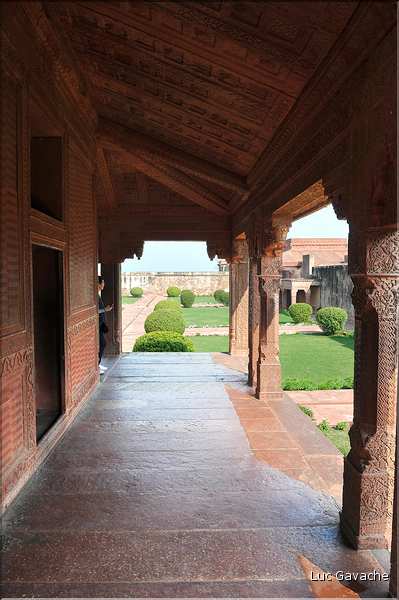 L'ancienne capitale de Fatehpur Sikril, érigée au XVI ème siècle, ne fut occupée que 10 ans par manque d'eau. (19)