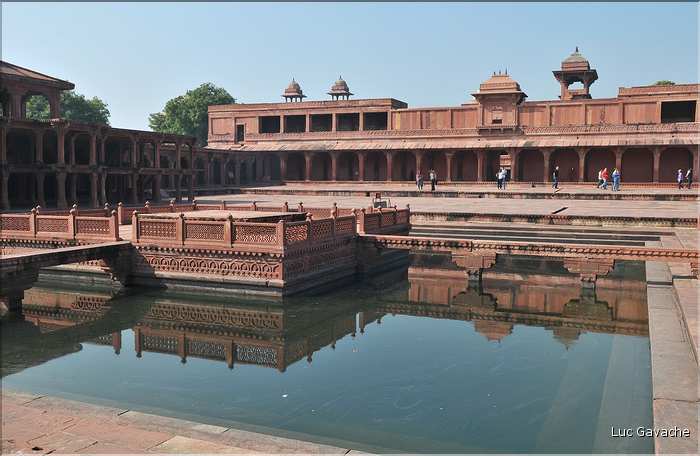 L'ancienne capitale de Fatehpur Sikril, érigée au XVI ème siècle, ne fut occupée que 10 ans par manque d'eau. (21)