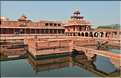 L'ancienne capitale de Fatehpur Sikril, érigée au XVI ème siècle, ne fut occupée que 10 ans par manque d'eau. (22)