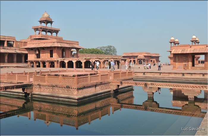 L'ancienne capitale de Fatehpur Sikril, érigée au XVI ème siècle, ne fut occupée que 10 ans par manque d'eau. (24)