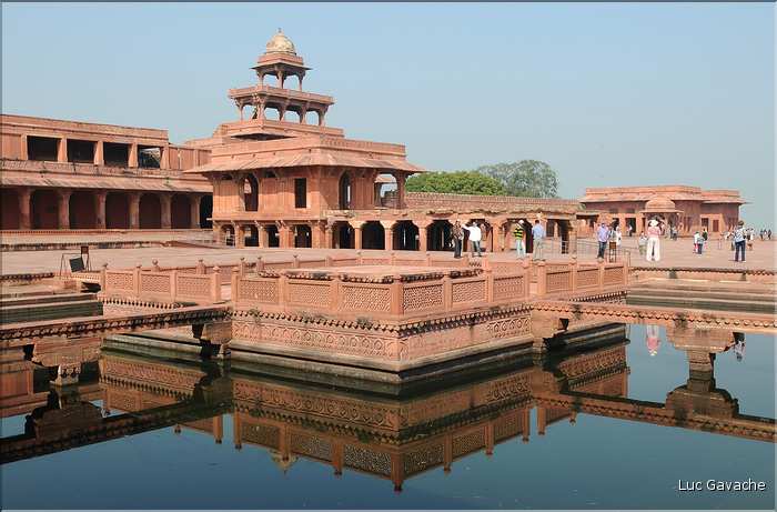 L'ancienne capitale de Fatehpur Sikril, érigée au XVI ème siècle, ne fut occupée que 10 ans par manque d'eau. (25)