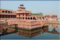 L'ancienne capitale de Fatehpur Sikril, érigée au XVI ème siècle, ne fut occupée que 10 ans par manque d'eau. (25)