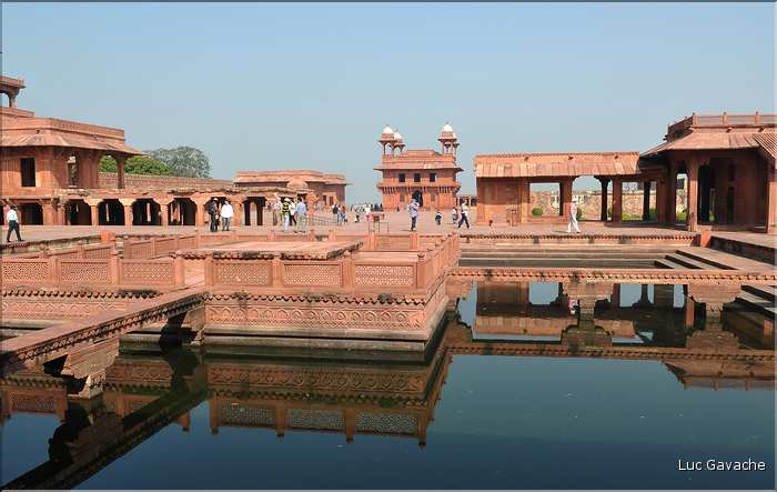 L'ancienne capitale de Fatehpur Sikril, érigée au XVI ème siècle, ne fut occupée que 10 ans par manque d'eau. (26)