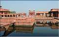 L'ancienne capitale de Fatehpur Sikril, érigée au XVI ème siècle, ne fut occupée que 10 ans par manque d'eau. (26)