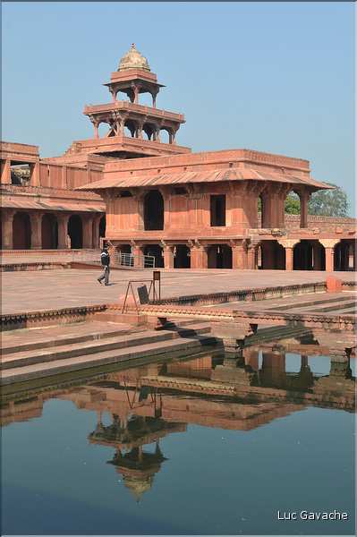 L'ancienne capitale de Fatehpur Sikril, érigée au XVI ème siècle, ne fut occupée que 10 ans par manque d'eau. (27)