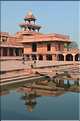 L'ancienne capitale de Fatehpur Sikril, érigée au XVI ème siècle, ne fut occupée que 10 ans par manque d'eau. (27)