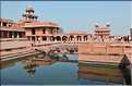 L'ancienne capitale de Fatehpur Sikril, érigée au XVI ème siècle, ne fut occupée que 10 ans par manque d'eau. (28)