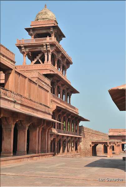 L'ancienne capitale de Fatehpur Sikril, érigée au XVI ème siècle, ne fut occupée que 10 ans par manque d'eau. (29)