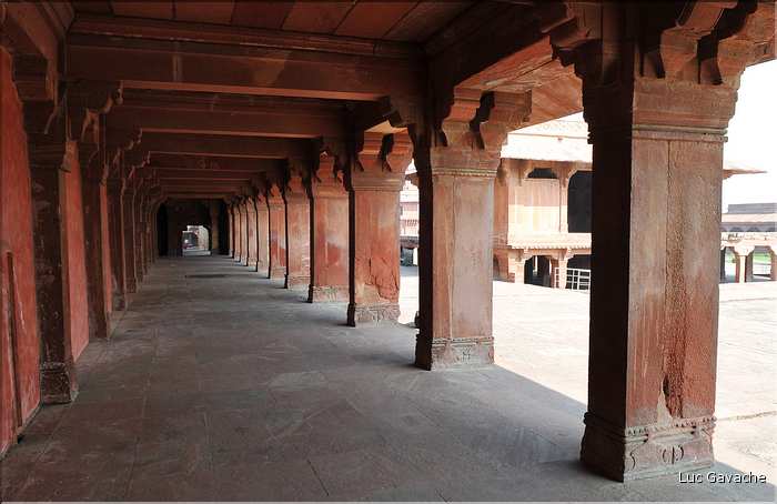 L'ancienne capitale de Fatehpur Sikril, érigée au XVI ème siècle, ne fut occupée que 10 ans par manque d'eau. (31)