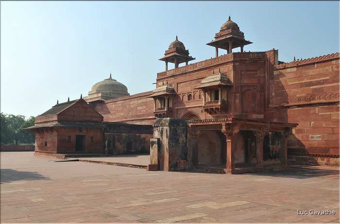 L'ancienne capitale de Fatehpur Sikril, érigée au XVI ème siècle, ne fut occupée que 10 ans par manque d'eau. (32)