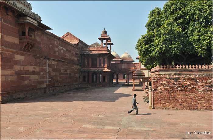 L'ancienne capitale de Fatehpur Sikril, érigée au XVI ème siècle, ne fut occupée que 10 ans par manque d'eau. (33)