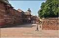 L'ancienne capitale de Fatehpur Sikril, érigée au XVI ème siècle, ne fut occupée que 10 ans par manque d'eau. (33)