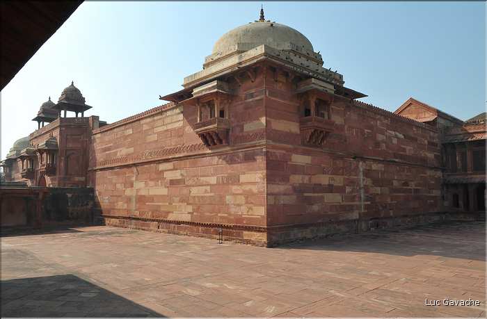 L'ancienne capitale de Fatehpur Sikril, érigée au XVI ème siècle, ne fut occupée que 10 ans par manque d'eau. (34)