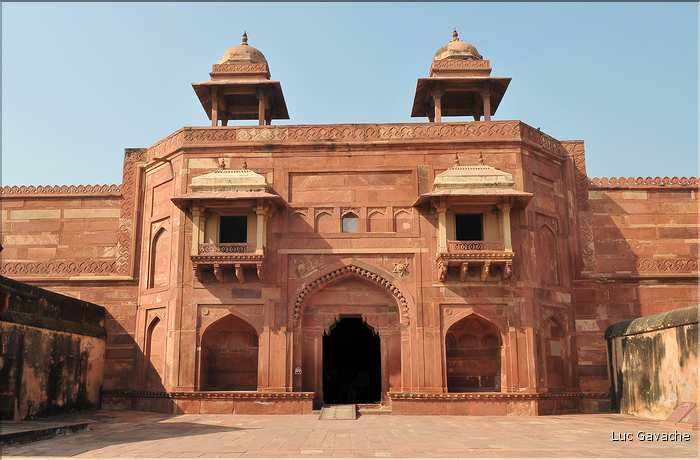 L'ancienne capitale de Fatehpur Sikril, érigée au XVI ème siècle, ne fut occupée que 10 ans par manque d'eau. (35)