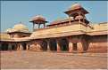 L'ancienne capitale de Fatehpur Sikril, érigée au XVI ème siècle, ne fut occupée que 10 ans par manque d'eau. (36)