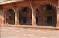 L'ancienne capitale de Fatehpur Sikril, érigée au XVI ème siècle, ne fut occupée que 10 ans par manque d'eau. (37)