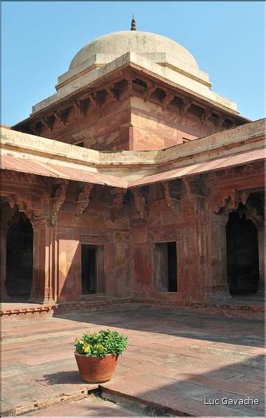 L'ancienne capitale de Fatehpur Sikril, érigée au XVI ème siècle, ne fut occupée que 10 ans par manque d'eau. (38)