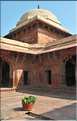 L'ancienne capitale de Fatehpur Sikril, érigée au XVI ème siècle, ne fut occupée que 10 ans par manque d'eau. (38)