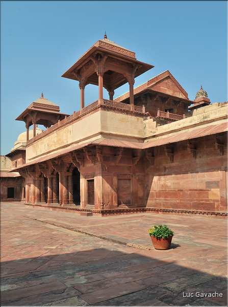 L'ancienne capitale de Fatehpur Sikril, érigée au XVI ème siècle, ne fut occupée que 10 ans par manque d'eau. (39)
