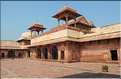 L'ancienne capitale de Fatehpur Sikril, érigée au XVI ème siècle, ne fut occupée que 10 ans par manque d'eau. (40)