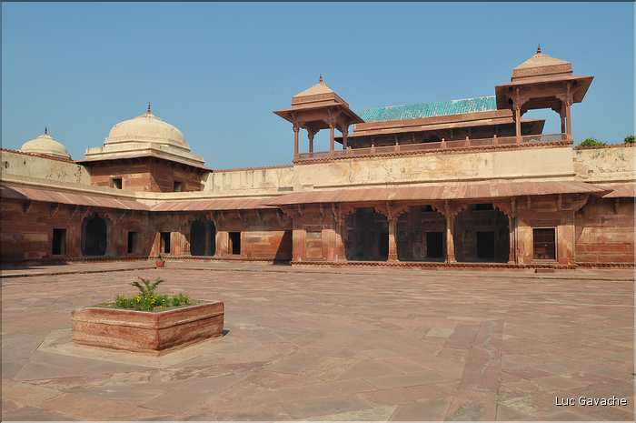 L'ancienne capitale de Fatehpur Sikril, érigée au XVI ème siècle, ne fut occupée que 10 ans par manque d'eau. (41)