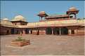 L'ancienne capitale de Fatehpur Sikril, érigée au XVI ème siècle, ne fut occupée que 10 ans par manque d'eau. (41)