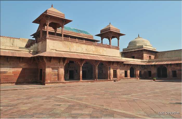 L'ancienne capitale de Fatehpur Sikril, érigée au XVI ème siècle, ne fut occupée que 10 ans par manque d'eau. (42)
