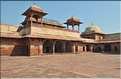 L'ancienne capitale de Fatehpur Sikril, érigée au XVI ème siècle, ne fut occupée que 10 ans par manque d'eau. (42)