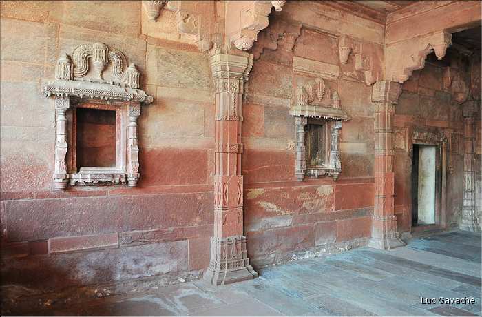 L'ancienne capitale de Fatehpur Sikril, érigée au XVI ème siècle, ne fut occupée que 10 ans par manque d'eau. (43)