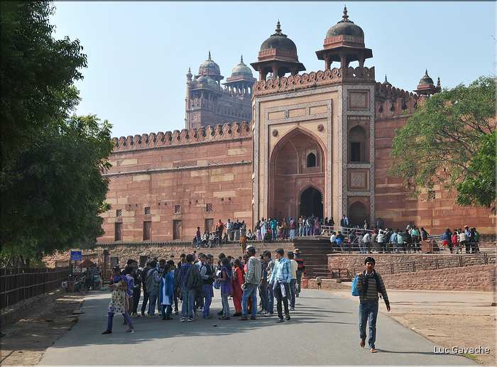 L'ancienne capitale de Fatehpur Sikril, érigée au XVI ème siècle, ne fut occupée que 10 ans par manque d'eau. (46)