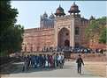 L'ancienne capitale de Fatehpur Sikril, érigée au XVI ème siècle, ne fut occupée que 10 ans par manque d'eau. (46)