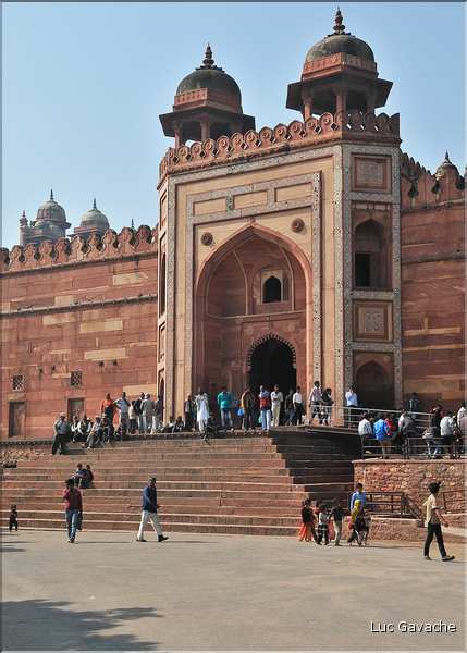 L'ancienne capitale de Fatehpur Sikril, érigée au XVI ème siècle, ne fut occupée que 10 ans par manque d'eau. (47)