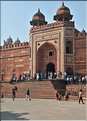 L'ancienne capitale de Fatehpur Sikril, érigée au XVI ème siècle, ne fut occupée que 10 ans par manque d'eau. (47)