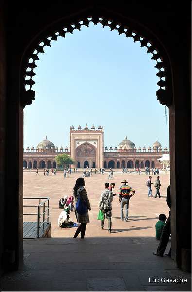 L'ancienne capitale de Fatehpur Sikril, érigée au XVI ème siècle, ne fut occupée que 10 ans par manque d'eau. (48)