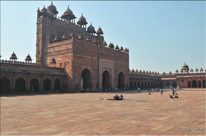 L'ancienne capitale de Fatehpur Sikril, érigée au XVI ème siècle, ne fut occupée que 10 ans par manque d'eau. (49)