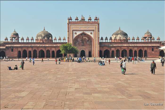 L'ancienne capitale de Fatehpur Sikril, érigée au XVI ème siècle, ne fut occupée que 10 ans par manque d'eau. (50)