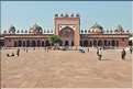 L'ancienne capitale de Fatehpur Sikril, érigée au XVI ème siècle, ne fut occupée que 10 ans par manque d'eau. (50)