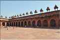 L'ancienne capitale de Fatehpur Sikril, érigée au XVI ème siècle, ne fut occupée que 10 ans par manque d'eau. (53)