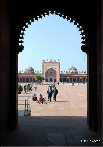 L'ancienne capitale de Fatehpur Sikril, érigée au XVI ème siècle, ne fut occupée que 10 ans par manque d'eau. (75)