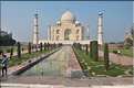 Le Taj Mahal fut édifié au milieu du XVII ème siècle pour servir de sépulture à l'une des femmes de l'empereur Shah Jahan. Agra. (2)