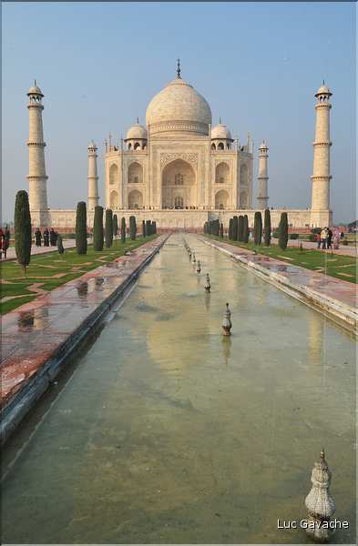 Le Taj Mahal fut édifié au milieu du XVII ème siècle pour servir de sépulture à l'une des femmes de l'empereur Shah Jahan. Agra. (4)