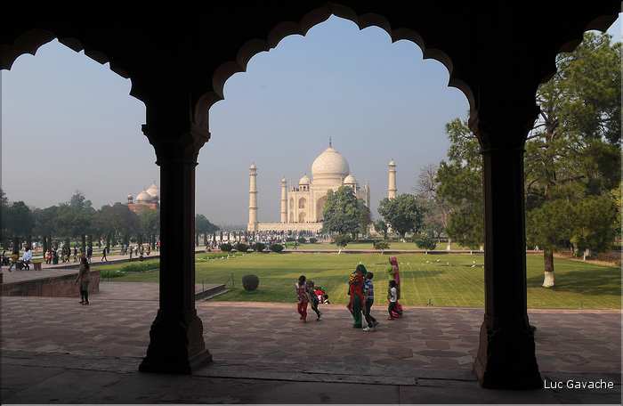 Le Taj Mahal fut édifié au milieu du XVII ème siècle pour servir de sépulture à l'une des femmes de l'empereur Shah Jahan. Agra. (7)