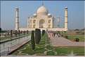 Le Taj Mahal fut édifié au milieu du XVII ème siècle pour servir de sépulture à l'une des femmes de l'empereur Shah Jahan. Agra. (8)