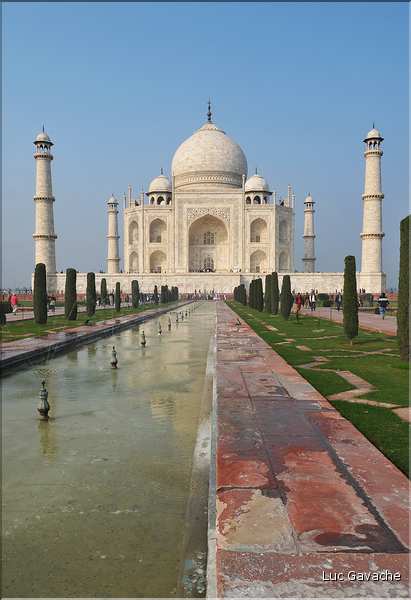 Le Taj Mahal fut édifié au milieu du XVII ème siècle pour servir de sépulture à l'une des femmes de l'empereur Shah Jahan. Agra. (11)