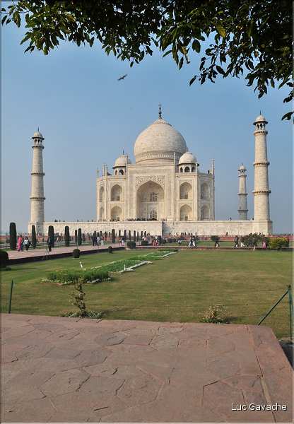 Le Taj Mahal fut édifié au milieu du XVII ème siècle pour servir de sépulture à l'une des femmes de l'empereur Shah Jahan. Agra. (12)
