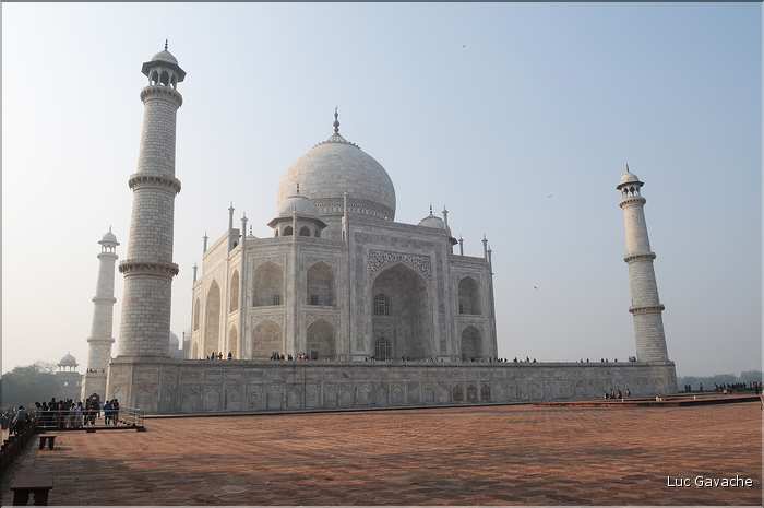 Le Taj Mahal fut édifié au milieu du XVII ème siècle pour servir de sépulture à l'une des femmes de l'empereur Shah Jahan. Agra. (14)